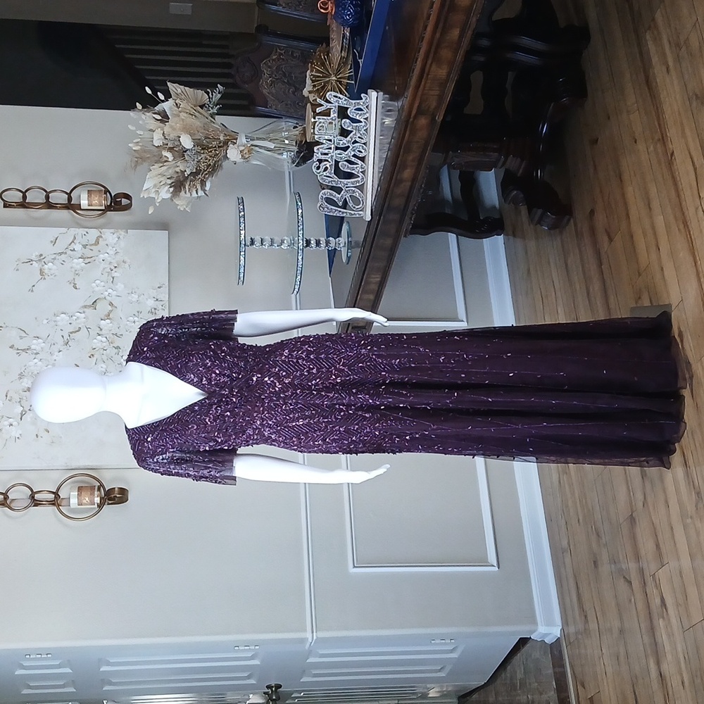 Mac Duggal Purple Embellished Flutter Sleeve Formal Floor-Length Gown. Size 6 - Picture 13 of 17